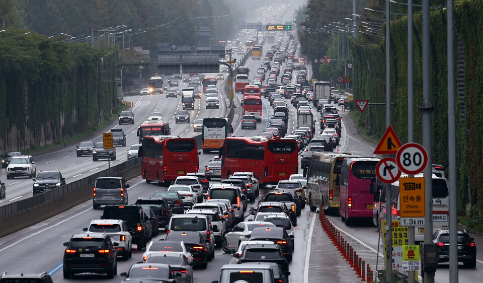 추석을 하루 앞둔 5일 경부고속도로 잠원IC 하행선에 귀성길 차량 행렬이 꼬리에 꼬리를 물며 서행하고 있다. [사진=뉴시스]