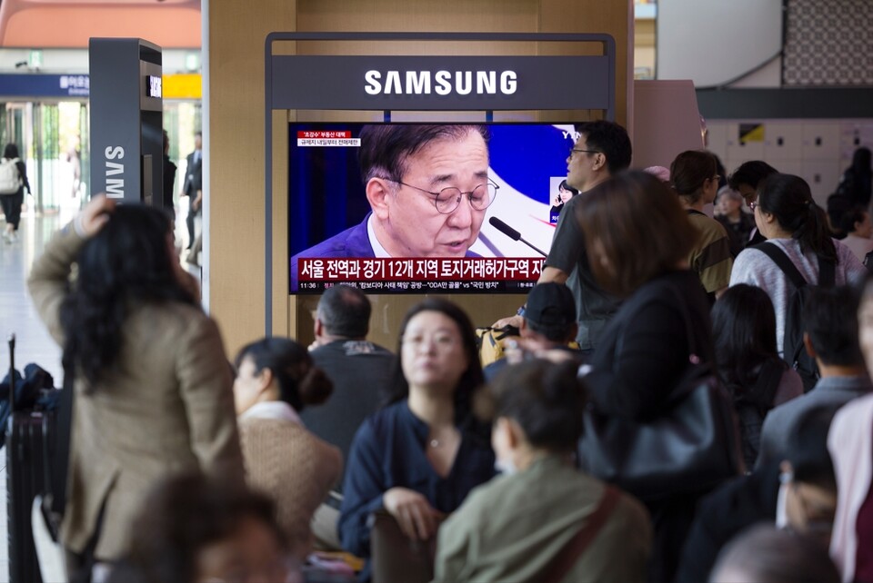 정부가 10·15 부동산 대책을 발표한 15일 오전 서울역 대합실 텔레비전에 관련 뉴스가 나오고 있다. 정부가 6·27 대출 규제과 9·7공급대책에 이어 발표한 추가 대책은 기존 규제지역인 강남3구·용산구를 포함한 서울 25개 구 전역과 한강 이남의 경기도 12곳 등 총 27곳을 조정대상지역·투기과열지구·토지거래허가구역 등 '삼중 규제지역'으로 묶고 금융규제까지 강화하는 내용이다. [사진=뉴시스]