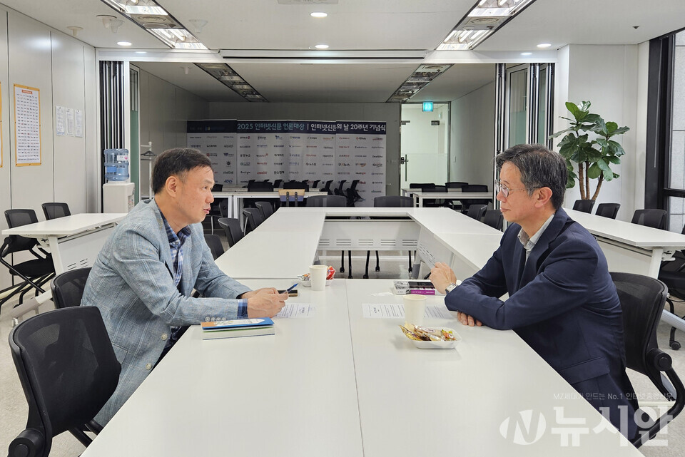 왼쪽부터 권태현 저자와 전규열 뉴시안 대표이사 [사진=송서영 기자]