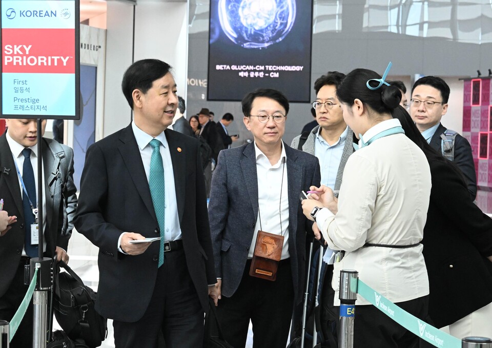 구윤철 부총리 겸 기획재정부 장관이 15일 오전 인천공항에서 '주요20개국(G20) 재무장관회의와 국제통화기금 및 세계은행(IMF/WB) 연차총회' 참석하기 위해 미국으로 출국하고 있다. [사진=기획재정부/뉴시스]