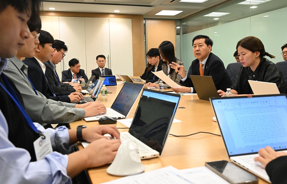 주요20개국(G20) 재무장관회의와 국제통화기금 및 세계은행(IMF/WB) 연차총회 참석차 미국 워싱턴D.C.를 방문중인 구윤철 부총리 겸 기획재정부 장관이 16일(현지 시간) 국제통화기금(IMF)에서 동행기자단과 간담회를 하고 있다. [사진=기획재정부/뉴시스]