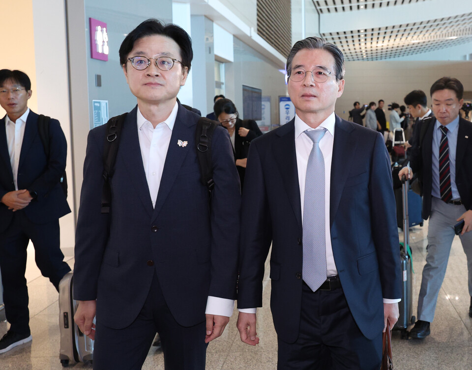 김용범(오른쪽) 대통령실 정책실장과 김정관 산업통상부 장관이 한미 관세 협상 후속 협의를 위해 지난 16일 인천국제공항 제2터미널에서 워싱턴 D.C.로 출국하고 있다. [사진=뉴시스]