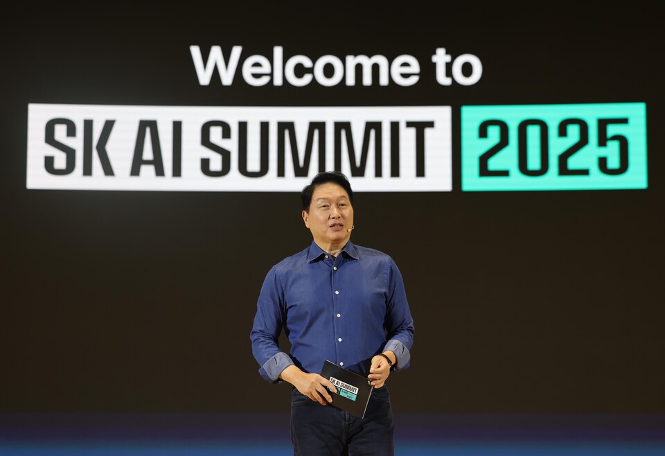 최태원 SK그룹 회장이 3일 서울 강남구 코엑스 오디토리움에서 열린 'SK AI 서밋 2025' 키노트 세션에서 'AI Now & Next'를 주제로 기조연설을 하고 있다. [사진=뉴시스·공동취재]