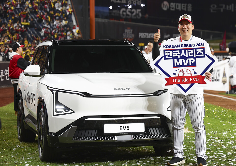 지난달 31일 대전 중구 한화생명볼파크에서 열린 2025 KBO 한국시리즈 5차전 LG 트윈스와 한화 이글스의 경기에서 4승 1패 기록으로 통합 우승을 차지한 LG 김현수가 한국시리즈 MVP를 수상하고 부상으로 기아 EV5를 받고 기념촬영을 하고 있다. [사진=뉴시스]