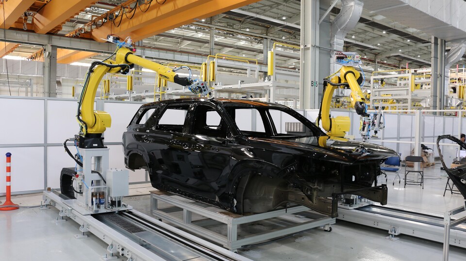 현대차·기아는 6일 울산 제조솔루션 시운전공장과 ME-GTC(글로벌 트레이닝 센터)에서 이포레스트 테크 데이(E-FOREST TECH DAY)를 진행했다고 밝혔다. 이번 행사에서는 '혁신을 실행하다'를 슬로건으로 총 177개의 혁신 제조기술을 전시해 현대차그룹의 제조 기술력을 집약적으로 선보였다. 사진은 자동차 도장면을 로봇이 정밀하게 연마해 완벽하고 균일한 품질을 구현하는 상도 샌딩/폴리싱 자동화 기술 시연 모습. [사진=현대차·기아/뉴시스]