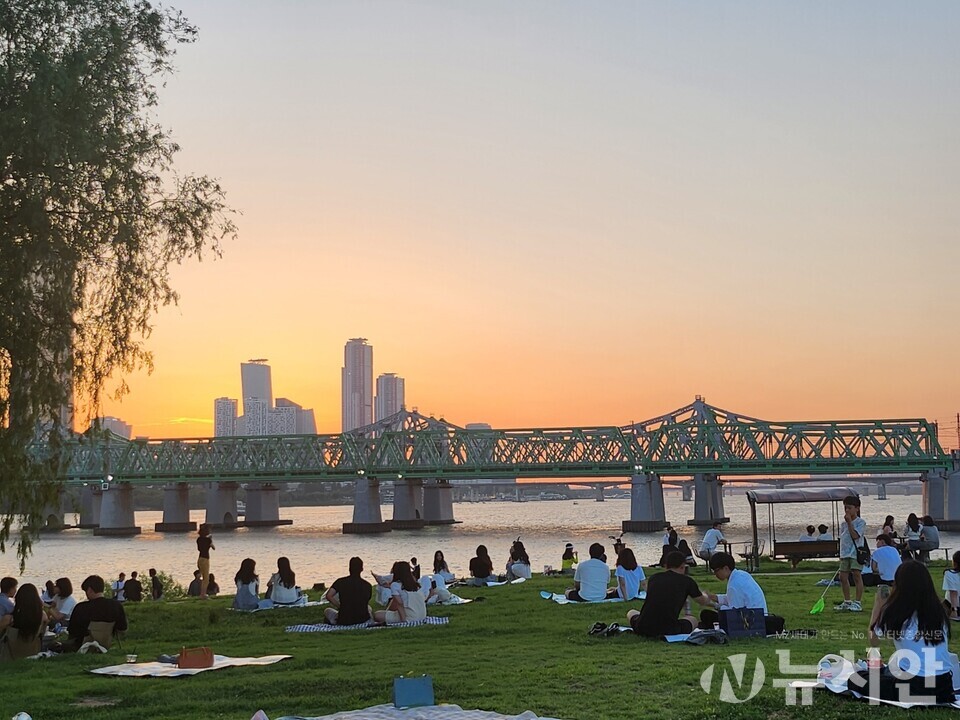 불이 꺼진 공장에서 로봇 팔이 부품을 집어 들고, AI가 실시간으로 생산 계획을 수정한다. 그 어둠 속에서 더 이상 인간의 모습은 보이지 않는다. 그러나 역설적으로, 그 부재의 공간에서 산업은 다시 인간을 소환하기 시작했다. ‘일의 소멸’이 아니라 ‘일의 전환’이다. 인간은 감독자·설계자·의미 관리자 등 해석적 역할로 이동하고 있다. [사진=이태영 기자]