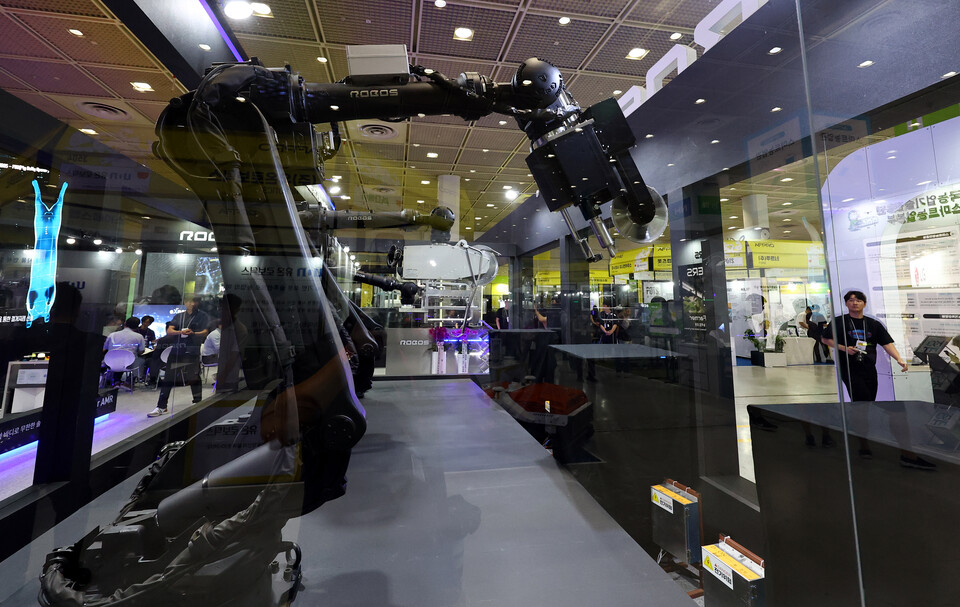 지난 7월 16일 서울 강남구 코엑스에서 열린 '제3회 농식품테크 스타트업 창업박람회'에서 축산 가공에 사용되는 로봇이 전시되어 있다. [사진=뉴시스]