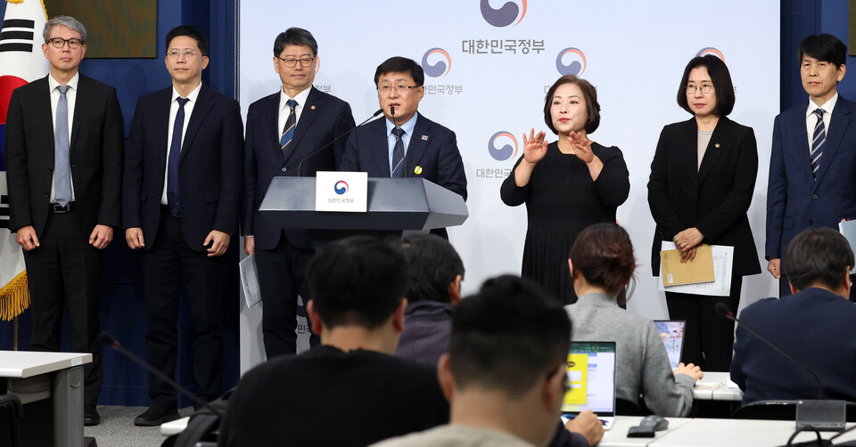 김성환 기후에너지환경부 장관이 10일 오후 서울 종로구 정부서울청사에서 '2035 국가온실가스 감축목표 및 제4차 계획기간 배출권 할당계획' 등과 관련 정책브리핑을 하고 있다. [사진=뉴시스]