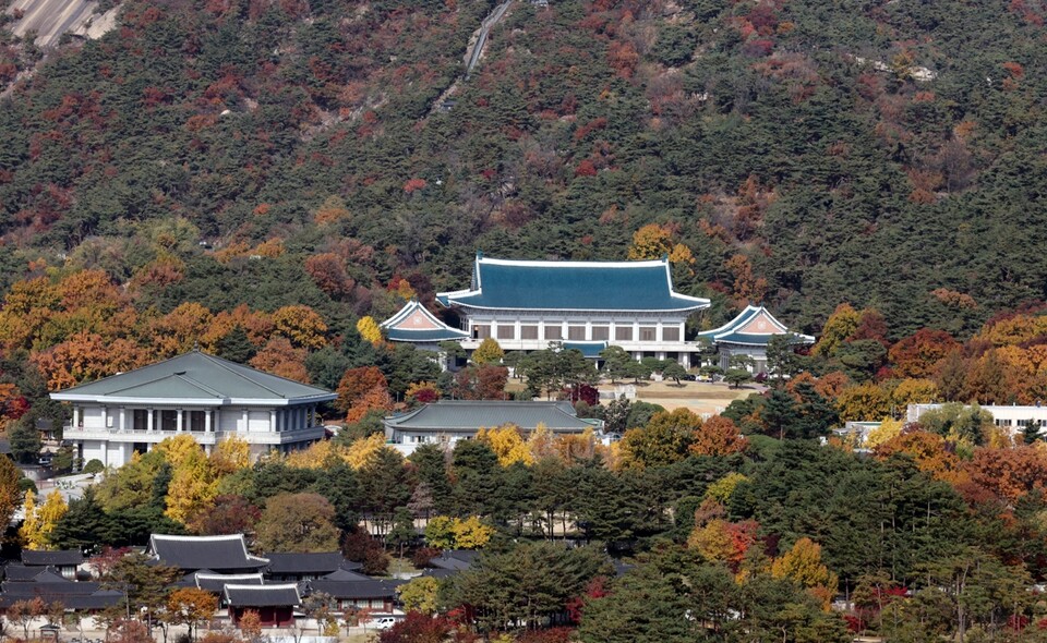 대통령실이 다음 달 14일 전후 서울 용산에 있는 대통령 집무실 등을 청와대로 이전할 것으로 전해진 가운데 11일 서울 종로구에서 바라본 청와대 모습이 농익은 가을 풍경을 보이고 있다. [사진=뉴시스]