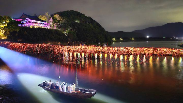 경남 밀양시가 옛 밀양대 캠퍼스를 문화거점으로 되살리고, 시민과 관광객이 함께 누리는 창의도시로의 도약을 본격화하고 있다.  사진은 어화꽃불놀이 전경. [사진= 밀양시]