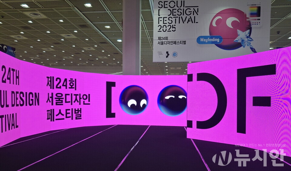 서울 코엑스 C홀은 12일 국내외 디자이너와 브랜드가 한자리에 모인 ‘2025 서울디자인페스티벌(Seoul Design Festival 2025)’의 개막으로 활기를 띠었다. [사진=신선경 기자]