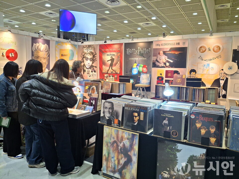 전시장 곳곳에서는 감각적 실험과 철학적 탐구가 뒤섞인 디자인의 항해가 펼쳐졌다. [사진=신선경 기자]