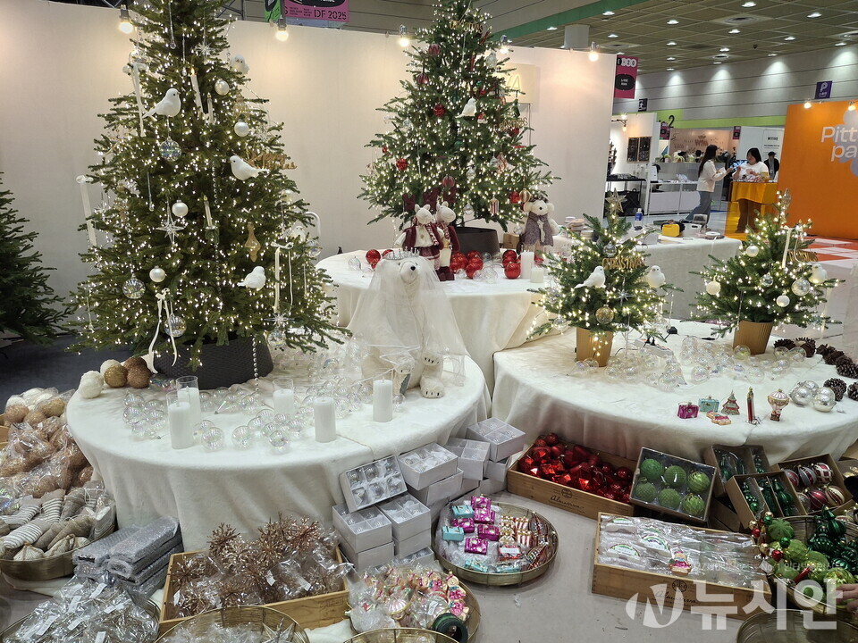 전시장 곳곳에서는 감각적 실험과 철학적 탐구가 뒤섞인 디자인의 항해가 펼쳐졌다. [사진=신선경 기자]