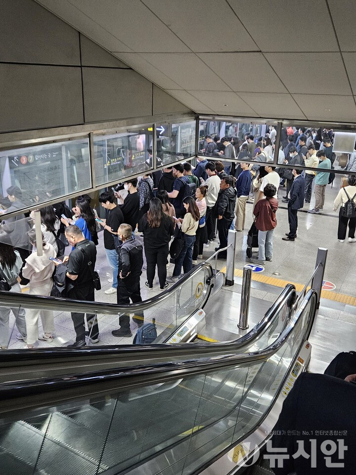 분주한 서울 지하철 풍경. [사진=뉴시안]