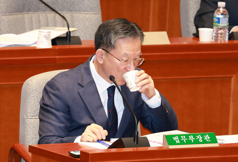 정성호 법무부 장관이 13일 서울 여의도 국회에서 열린 예산결산특별위원회 전체회의에서 의원 질의에 답변 후 물을 마시고 있다. [사진=뉴시스]