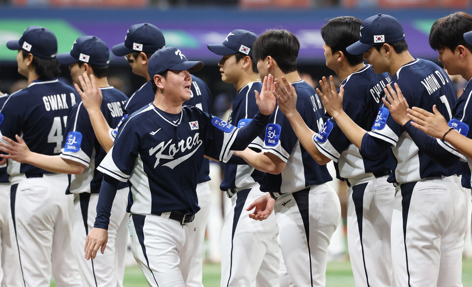  9일 오후 서울 구로구 고척스카이돔에서 열린 2025 K-베이스볼 시리즈 대한민국과 체코의 평가전 2차전 경기, 한국 류지현 감독이 체코에 11-1 승리를 거둔 뒤 선수단과 하이파이브하고 있다. [사진=뉴시스]