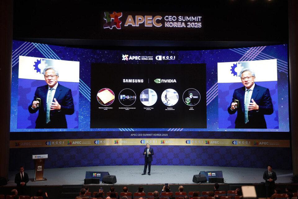 [젠슨 황 엔비디아 최고경영자(CEO)가 지난달 31일 경북 경주예술의전당에서 열린 아시아태평양경제협의체(APEC) CEO 서밋에서 특별세션 기조연설을 하고 있다. [사진=공동취재/뉴시스]