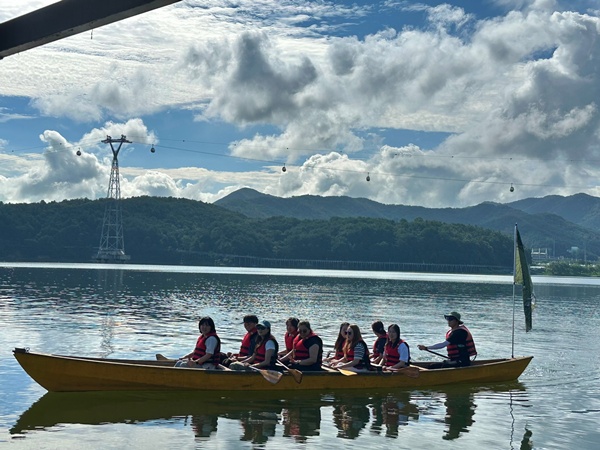춘천시가 새로운 체류형 관광 흐름을  만들고자 농촌의 여행 콘텐츠인 ‘농촌크리에이투어’ 사업을 추진하는 가운데 10월 말 기준 방문객 1177명, 매출 1억 1330만 원을 기록했다. 출처 : 매일일보(http://www.m-i.kr)사진은 반나절카누여행-카누체험 [사진=춘천시]