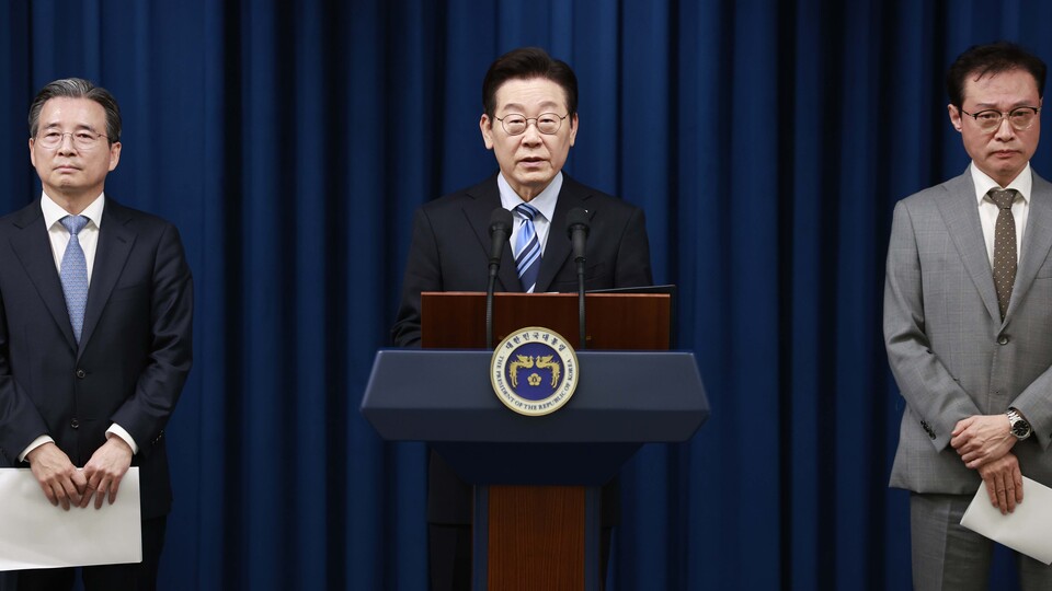 이재명 대통령이 14일 서울 용산 대통령실에서 한·미 간 관세·안보 합의를 문서화하는 '조인트 팩트시트(JFS·합동설명자료)' 관련 발표를 하고 있다. [사진=뉴시스]