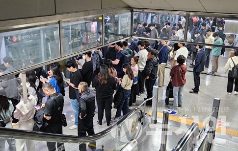 지방은 청년이 떠나 붕괴하고, 수도권은 청년이 몰려 과밀로 흔들린다. 청년이 사라지는 지역에 미래가 있을까. 사진은 서울 지하철 풍경 [사진=뉴시안]