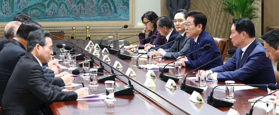 이재명 대통령이 16일 서울 용산 대통령실 청사에서 열린 한미 관세협상 후속 민관 합동회의에서 발언하고 있다. [사진=대통령실통신사진기자단/뉴시스]