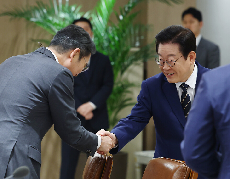 이재명 대통령과 이재용 삼성전자 회장이 16일 서울 용산 대통령실 청사에서 열린 한미 관세협상 후속 민관 합동회의에서 악수하고 있다. [사진=대통령실통신사진기자단/뉴시스]