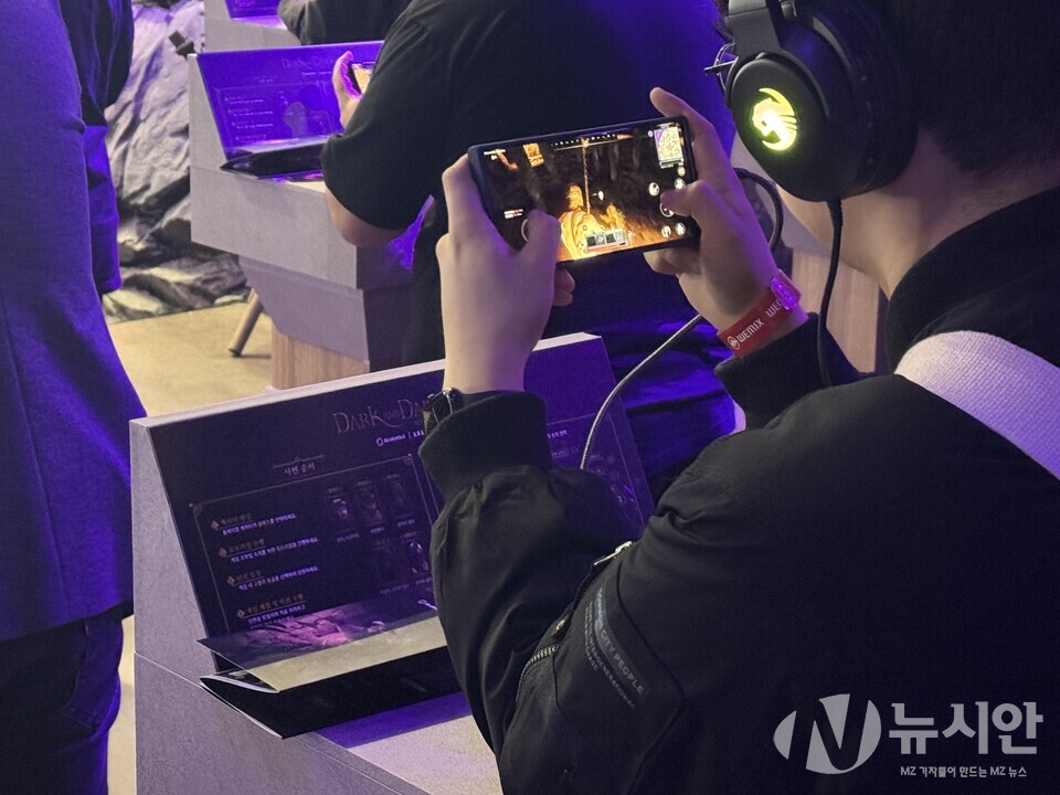 지스타에 참가한 게이머들이 게임을 체험해보고 있다. [사진=뉴시안]