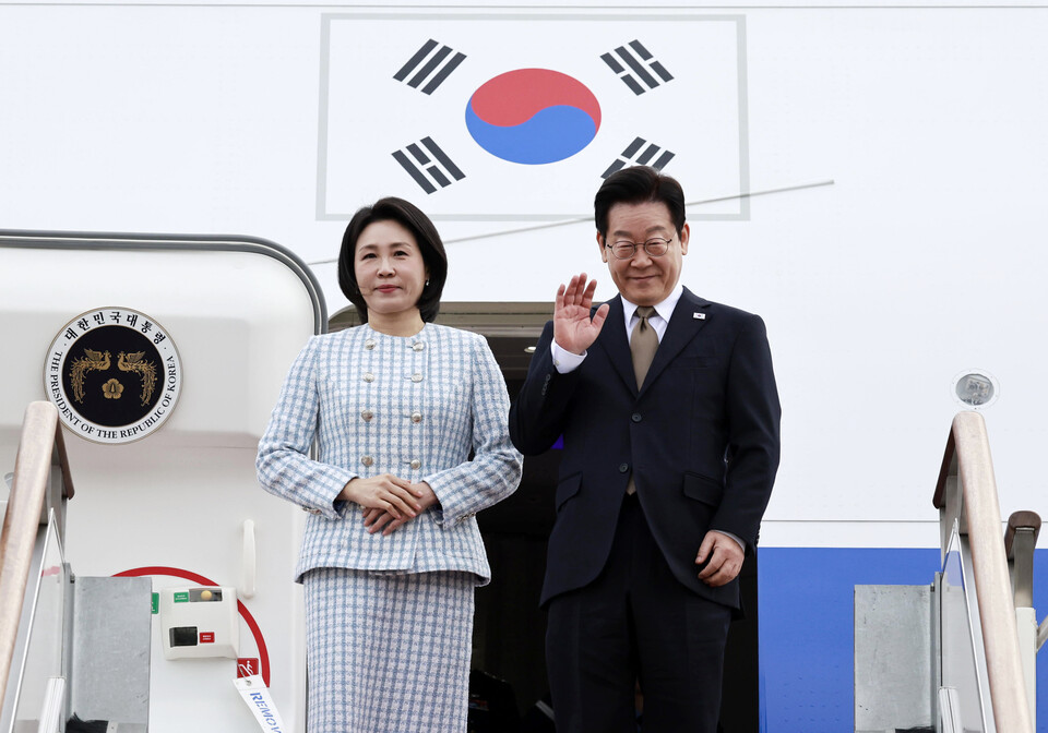 남아공 G20 정상회의에 참석하는 이재명 대통령과 김혜경 여사가 17일 경기 성남 서울공항에서 공군 1호기에 탑승해 인사를 하고 있다. 이 대통령은 17~19일 아랍에미리트(UAE) 국빈 방문, 19~21일 이집트 공식 방문, 21~23일 남아공 G20 정상회의 참석, 24~25일 튀르키예 국빈 방문 일정을 이어간다. [사진=뉴시스]