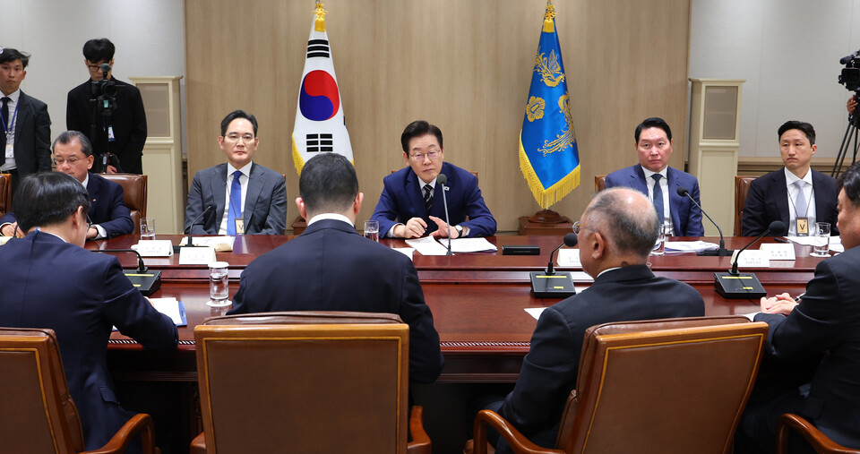 [서울=뉴시스] 고범준 기자 = 이재명 대통령이 16일 서울 용산 대통령실 청사에서 열린 한미 관세협상 후속 민관 합동회의에 참석하고 있다. [사진=대통령실통신사진기자단/뉴시스]