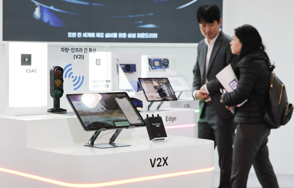 서울 강남구 코엑스에서 10월 22일 개막한 제27회 반도체대전을 찾은 관람객이 삼성전자 부스를 둘러보고 있다. [사진=뉴시스]