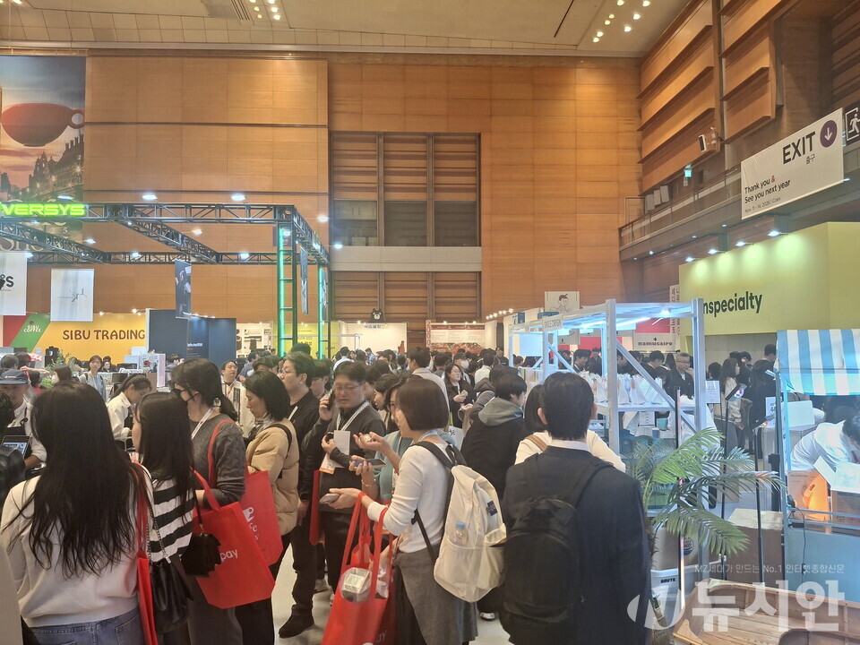 코엑스 전관을 가득 채운 2025 서울카페쇼는 개막 첫날부터 북적였다. [사진=신선경 기자]