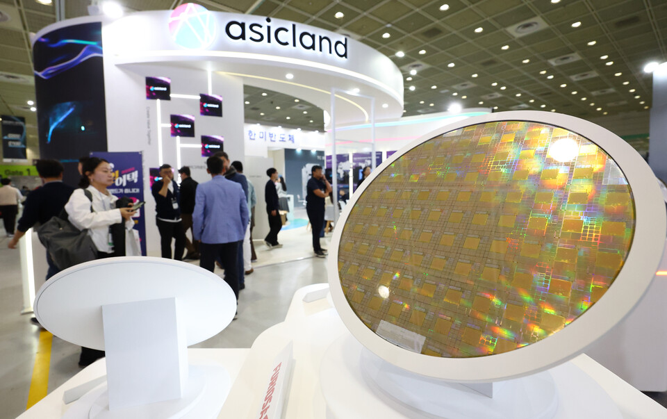 서울 강남구 코엑스에서 10월 22일 개막한 제27회 반도체대전을 찾은 관람객들이 부스를 둘러보고 있다. [사진=뉴시스]