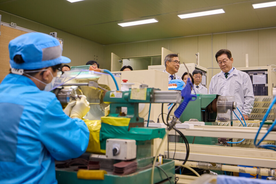 이재명 대통령이 지난 9월 3일 경기도 안산시 새솔 다이아몬드공업을 방문해 현장을 살펴보고 있다. [사진=대통령실/뉴시스]