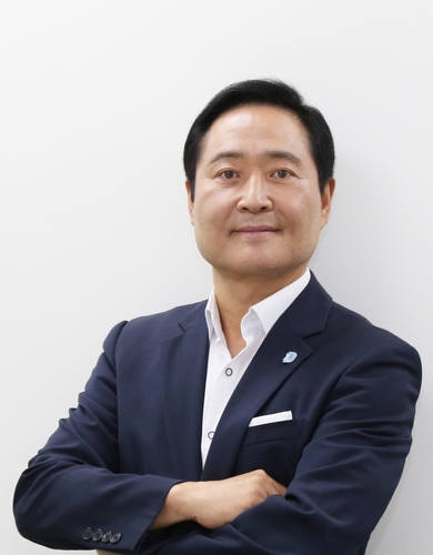 강요식 교수가 신간  'AI 뉴리더십'을 통해 “AI는 더 이상 도구가 아니라 파트너”라고 강조한다. [사진= 강요식 교수 페북]