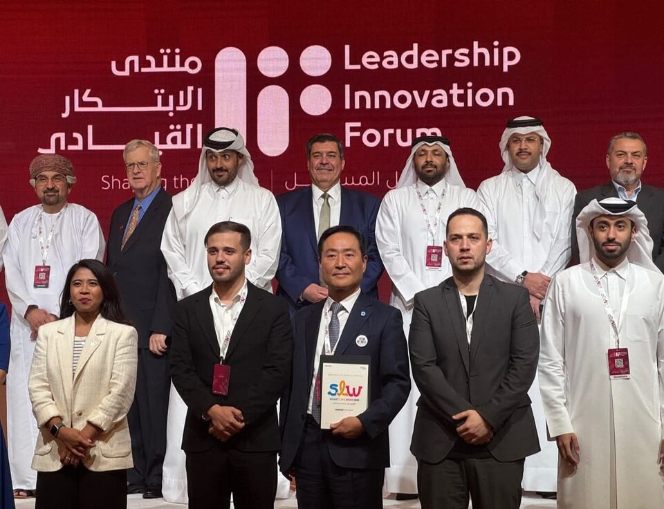 강요식 전 서울디지털재단 이사장이 2024년 11월 1일 카타르리더십센터의 초청으로 제1회 혁신포럼에서 "AX시대, 디지털혁신리더십"  키노트 스피치를 마친 후 기념촬영을 하고 있다. [사진=강용식 교수 페북]