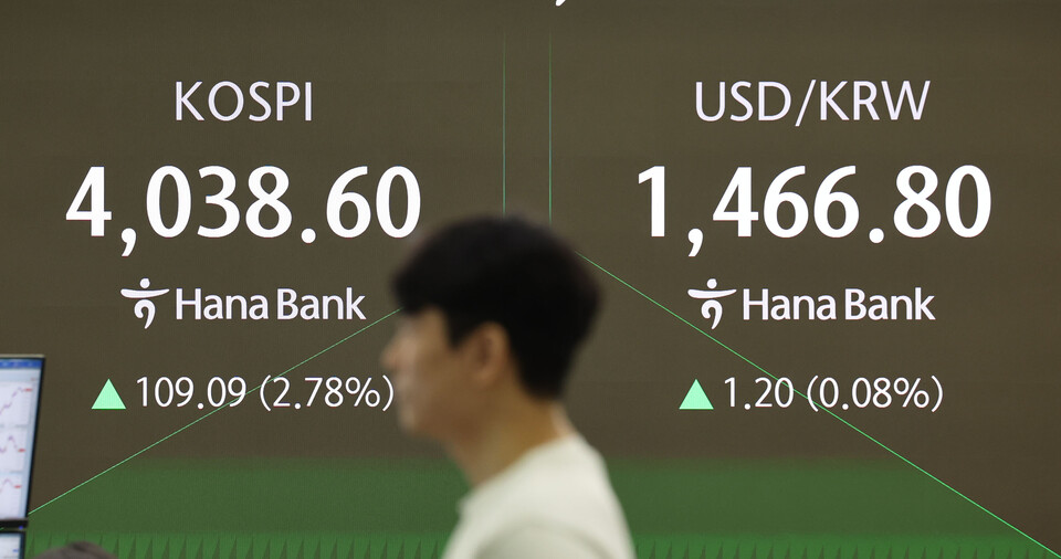 20일 오전 서울 중구 하나은행 딜링룸에서 딜러들이 업무를 보고 있다. 코스피가 전 거래일 대비 101.46포인트(2.58%) 오른 4030.97에 출발했다. 원달러 환율은 1.8원 오른 1467.4원으로, 코스닥지수는 12.78포인트(1.47%) 상승한 884.10에 거래를 시작했다. [사진=뉴시스]