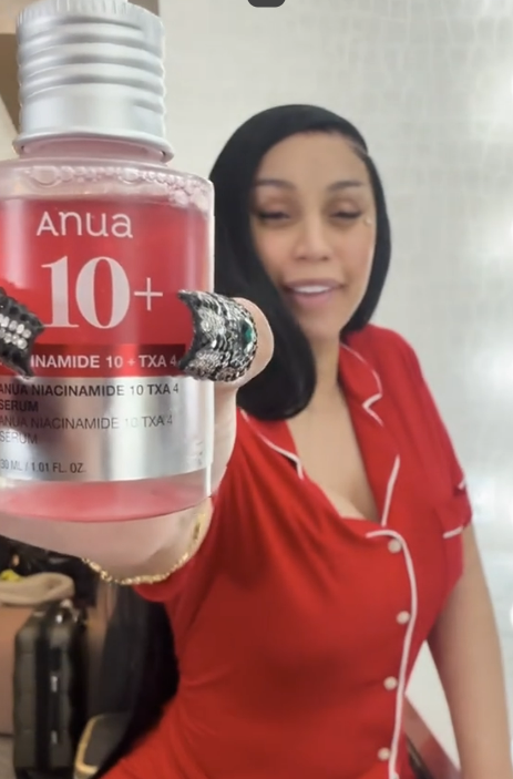 아누아 TXA 세럼은 미국 래퍼 카디비의 SNS 언급 단 하루 만에 조회수 1000만 회를 돌파했다. [사진=더파운더즈]