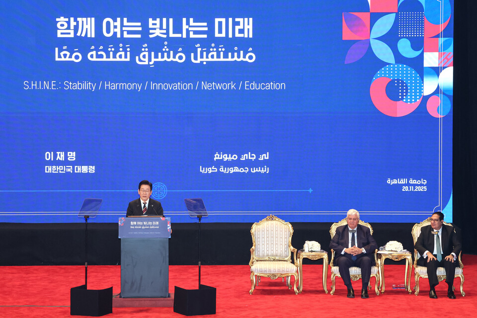 이집트를 공식 방문 중인 이재명 대통령이 20일(현지 시간) 카이로대학교에서 '함께 여는 빛나는 미래'라는 주제로 연설하고 있다. [뉴시스]