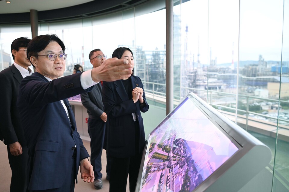 김정관 산업통상자원부 장관이 지난 9월 19일 울산 남구 석유화학산업단지 내 SK지오센트릭을 방문해 관계자로부터 운영현황 및 애로사항을 청취한 후 생산 및 안전관리 현황 등을 점검하고 있다. [사진=산업통상자원부]