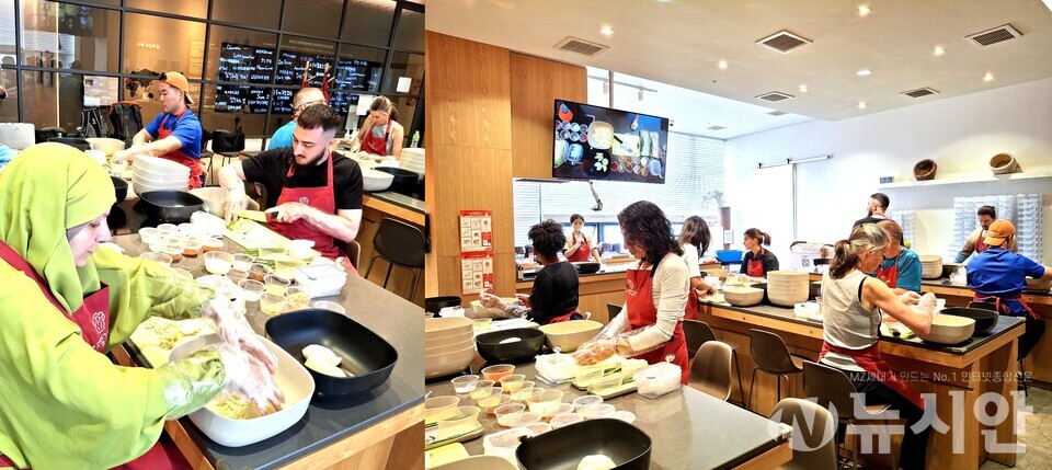 풀무원 뮤지엄김치간에서 외국인 관람객들이 김치만들기 체험을 하는 모습. [사진=신선경 기자]