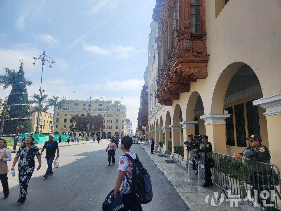 페루 리마 아르마스 광장 인근에 있는 리마 시청사에 반정부시위에 대비해 경찰들이 경계 근무를 서고 있다. [사진=김수찬 기자]