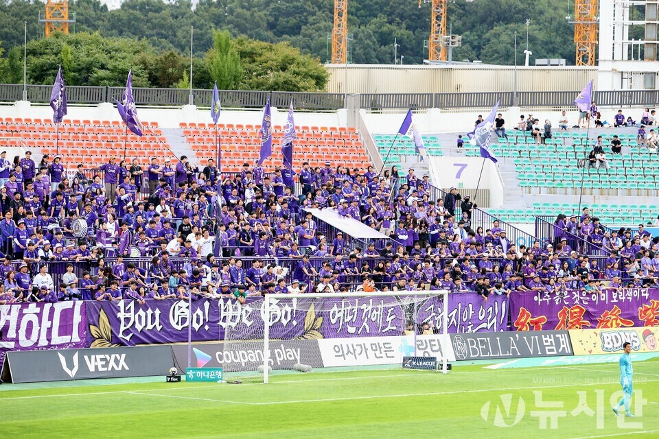 FC 안양이 지난 22일 안양종합운동장에서 벌어진 수원 FC와의 홈 경기에서 0대1로 패했다.