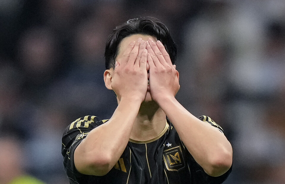 로스앤젤레스(LA) FC의 손흥민이 22일(현지 시간) 캐나다 밴쿠버 BC 플레이스에서 열린 미국 메이저리그사커(MLS)컵 서부 콘퍼런스 플레이오프(PO) 준결승 밴쿠버 화이트캡스와 승부차기에서 실축한 후 아쉬워하고 있다. 손흥민은 0-2로 뒤진 후반 15분 추격 골과 추가 시간 동점 골을 넣어 승부를 원점으로 돌렸다. LA FC는 승부차기에서 손흥민과 마크 델가도의 실축으로 3-4로 패하며 결승에 오르지 못했다. [밴쿠버=AP/뉴시스]