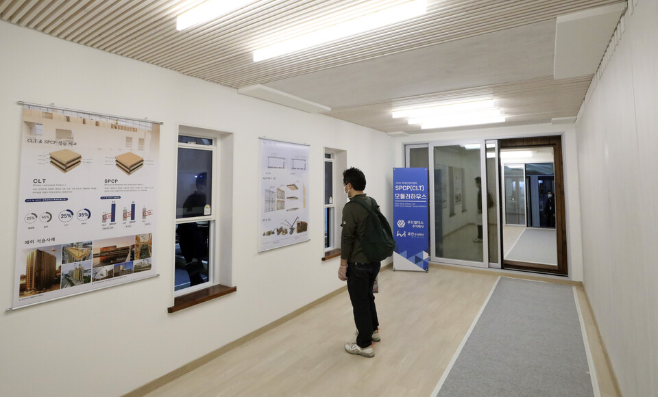 서울 강남구 코엑스에서 열린 대한민국 목재산업 박람회를 찾은 관람객이 모듈러하우스를 살펴보고 있다. [사진=뉴시스DB]