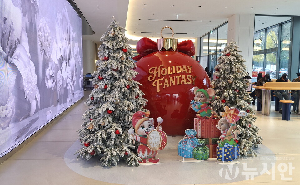 배스킨라빈스가 크리스마스 성수기를 앞두고 기술·디자인 혁신을 기반으로 한 신제품 18종을 선보이며 아이스크림 케이크 사업의 ‘2막’을 선언했다. [사진=신선경 기자]