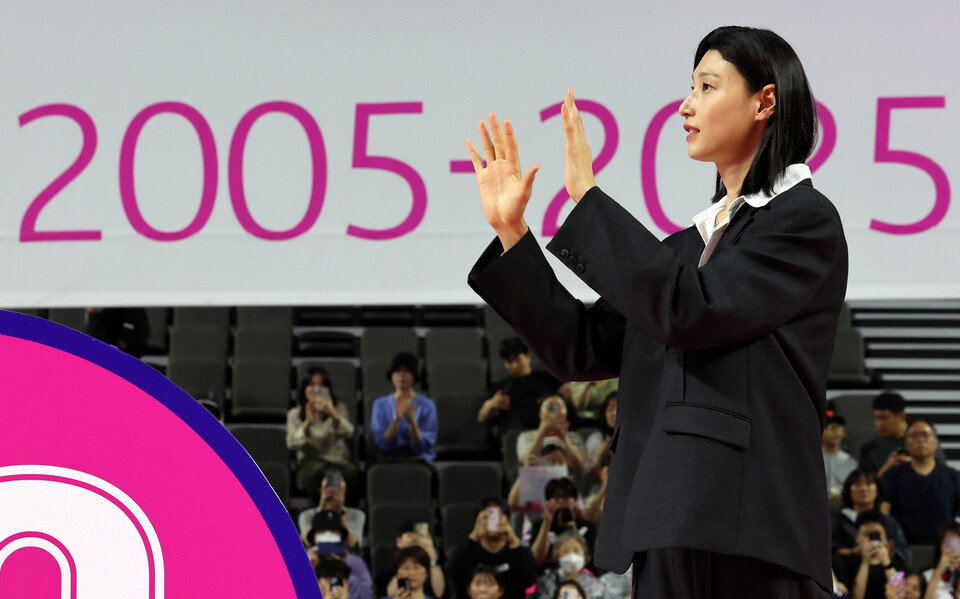 김연경이 지난 10월 18일 인천 부평구 삼산월드체육관에서 열린 진에어 2025-2026 V리그 여자부 흥국생명과 정관장의 경기 종료 후 진행된 은퇴식에서 팬들에게 인사를 하고 있다. [사진=뉴시스]