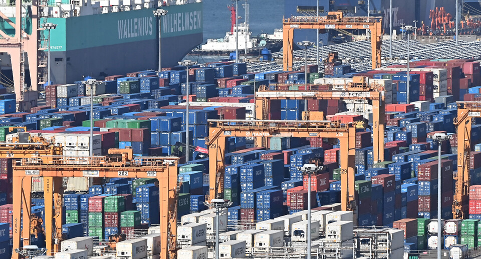 기획재정부가 공개한 ‘2025년 IMF 연례협의 보고서’에 따르면 IMF는 한국 경제가 올해 하반기부터 회복 국면에 들어서 내년에는 잠재성장률에 근접할 것으로 전망했다. 반면 단기간에 막대한 재정이 투입되면서 국가채무와 관리재정수지 적자가 빠르게 불어나는 재정건전성 악화 우려도 동시에 커지고 있다. [사진=뉴시스]