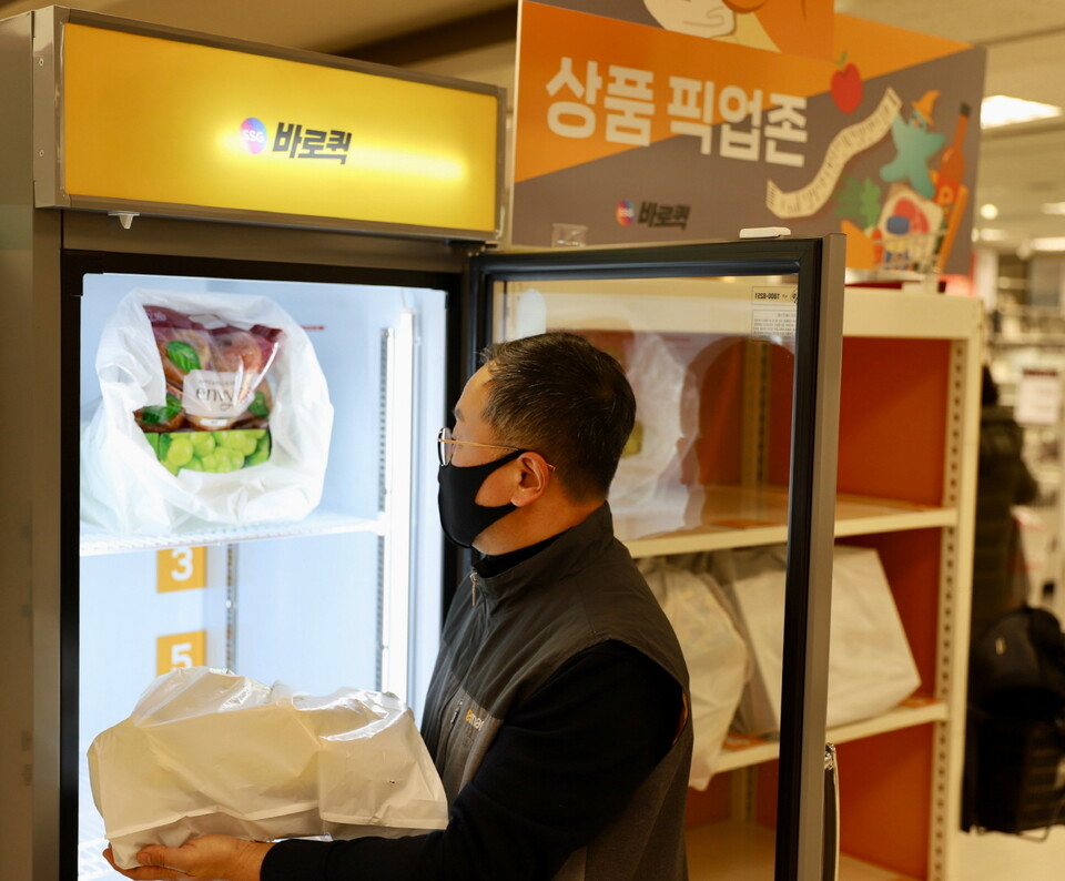 이마트에서 SSG닷컴 퀵커머스 '바로퀵' 상품을 픽업하는 모습. [사진=SSG닷컴]