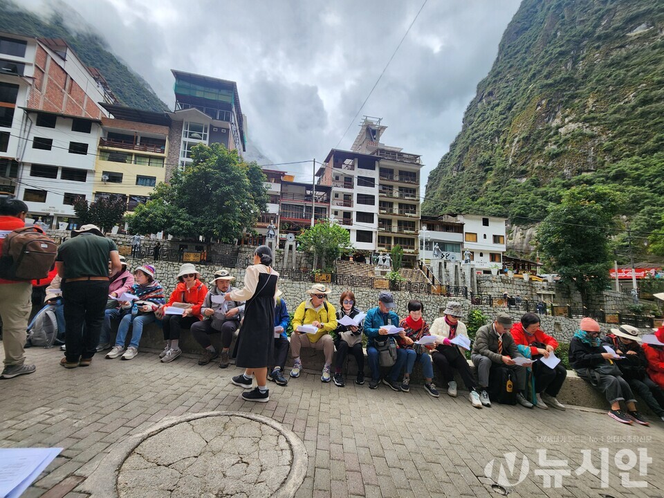 마추픽추행 셔틀버스를 타기위해 기다리고 있는 한국인 관광객들. [사진=김수찬 기자]