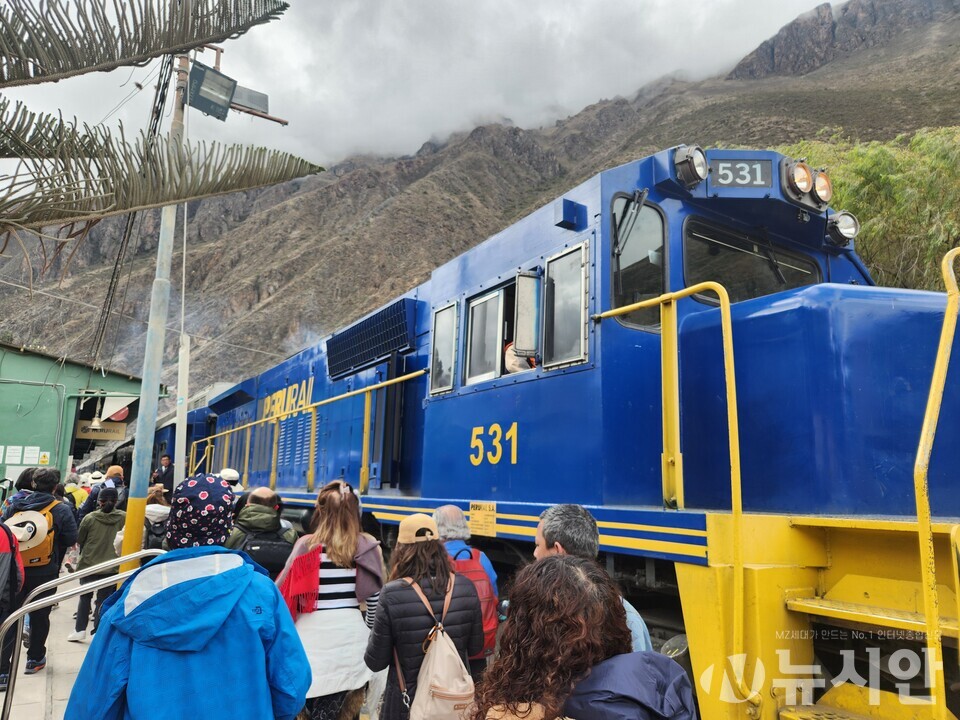  페루 3대 도시 쿠스코의 인근 오얀따이탐보역에서 마추픽추행 관광객들을 태우고 갈 페루국영철도 페루레일. [사진=김수찬 기자]